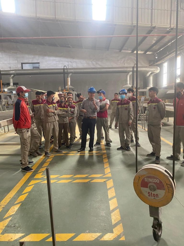 Đào tạo cấp chứng chỉ vận hành cầu trục tại Hà Nội, Hưng Yên, Hà Nam, HCM,... 12 Học viên thực hành vận hành cầu trục lớp chứng chỉ vận hành cầu trục