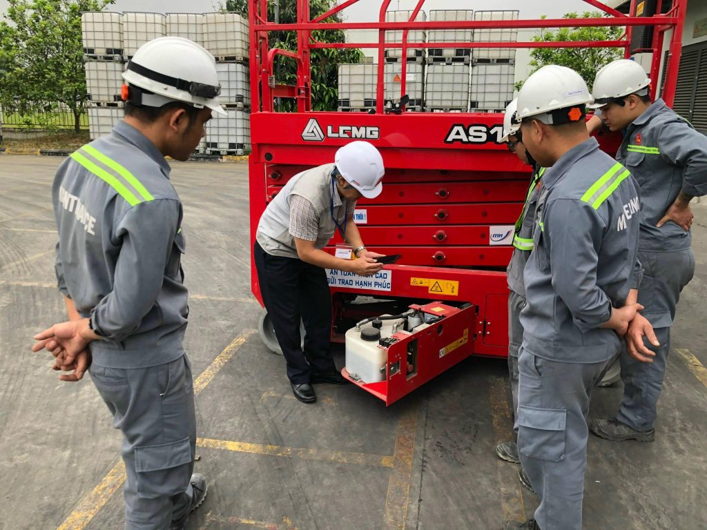 Đào tạo cấp chứng chỉ vận hành xe nâng người tại doanh nghiệp