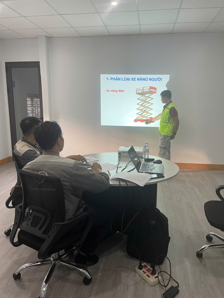 chứng chỉ vận hành xe nâng người tại HCM